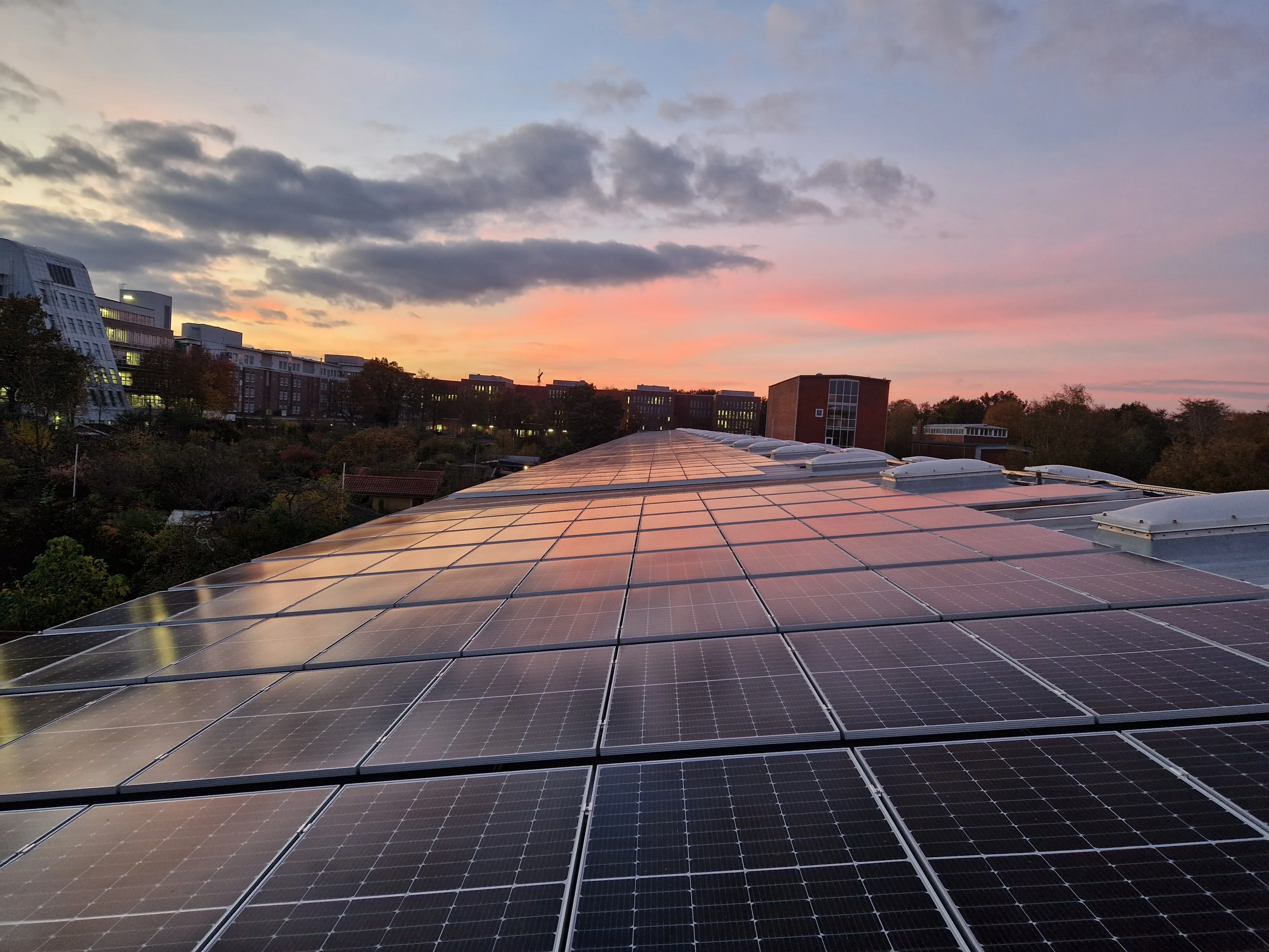Solaranlage im Abendrot des Sonnenuntergangs