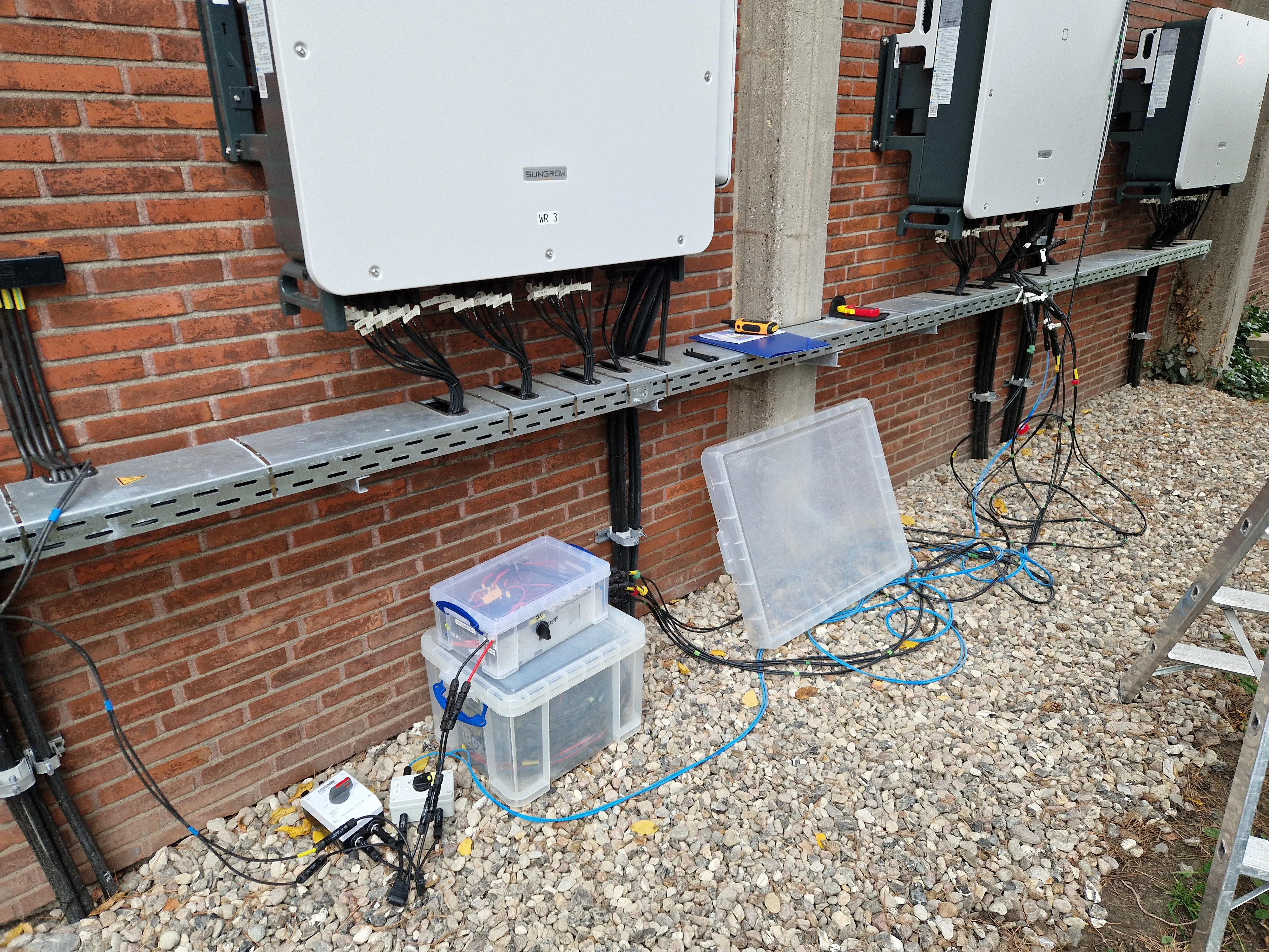 PV-Wechselrichter sind mit einer Switch-Box angeschlossen