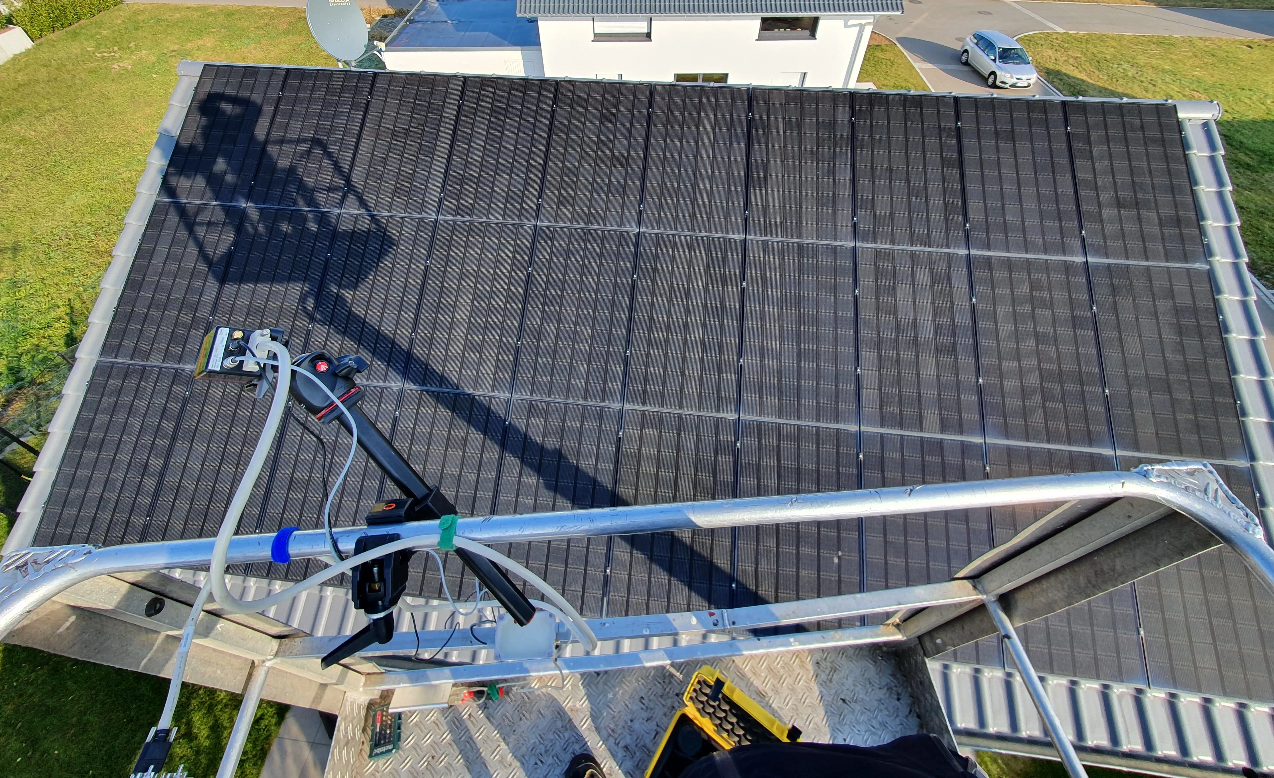 Performing electroluminescence measurement of a PV system in daylight